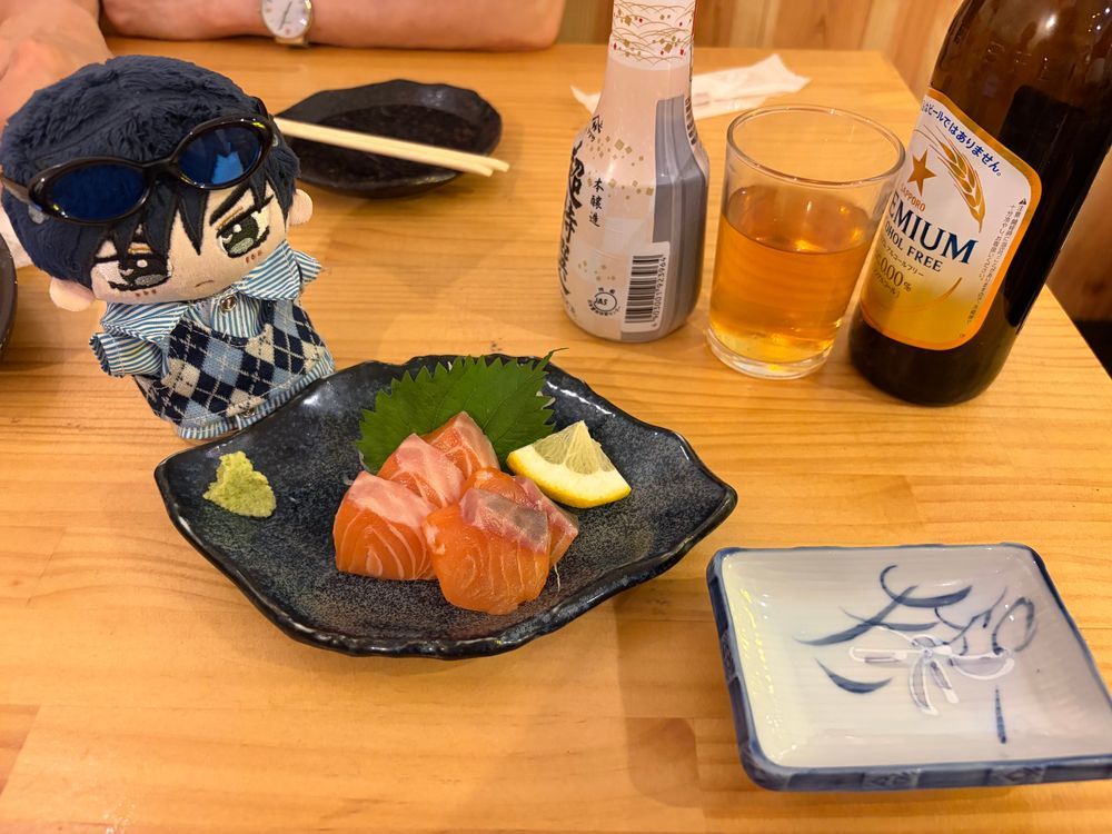 🌹🕶‪：今日の夕飯は函館駅前の居酒屋だった。心音が飲んだのはノンアルビールだから泡が無くなるのが早くてな。豚串と鳥串、生サーモンの刺身を食べていた。
