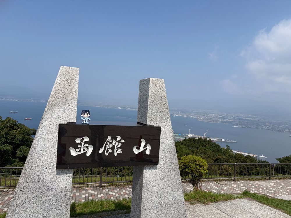 🌹🕶：今回のレンタカー SUBARUの𝗜𝗠𝗣𝗥𝗘𝗭𝗔で函館山山頂まで来た。
心音は昼間の函館山は初めてだそうだが、絶景だな。