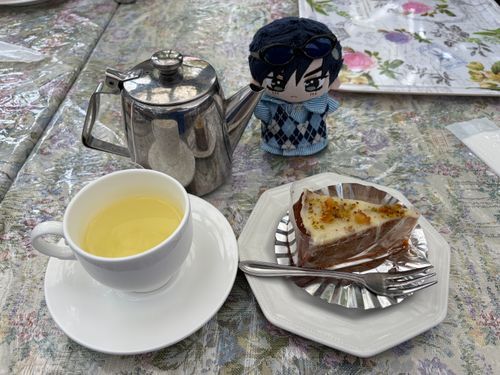🌹：キャロットケーキとカモミールティー（ハーブティー）だ。カモミールティーが綺麗な黄色をしているな。