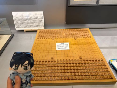 🌹：今日は心音たちと一緒に山形に1泊2日出来ているが……こんなにでかい将棋盤は見たことがないな。（ここは将棋資料館）