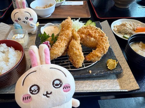 今日のランチは地元の定食屋さんで食べたよ♪
ミックスフライ定食(エビ、牡蠣、まぐろ、チキン、かぼちゃ)めちゃくちゃ美味しかった～✨️
ドリンク、お漬物、おから、汁物はおかわり自由だよ♪