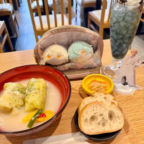 みゅーじかるのぼくだらけで、おとうともあるじも おおよろこび！
みおぼえのある おいしょうがかざってあったよ
ぼくはここからだしてもらえなくて ちょっとふほんい