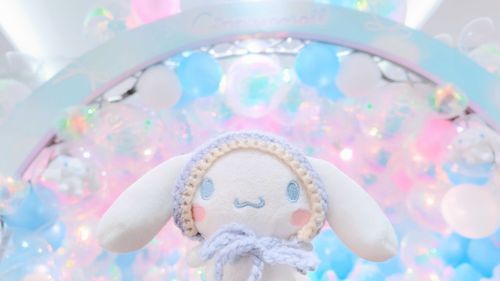 きらきらのふわふわ૮ ෆ  ̫ ෆ ა
まんなかしなもん、しゃしんとるのだいすき！
おやすみはもちぬしとおでかけして、しゃしんいっぱいとるんだもん！るんるん૮ ˃̵ ֊  ˂̵ ა🎶