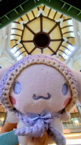 ねえねえ！あのてんじょう、なんだかおいしそう૮ ˃̵ ֊  ˂̵ ა
おっきなケーキかなあ？プリンにもみえるんだもん૮ ෆ  ̫ ෆ ა