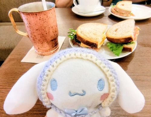 はじめてのんだこくとうのこーひーが、
すご〜くすご〜くおいしくてかんどうしたんだって…！！૮ ˃̵ ֊  ˂̵ ა

まんなかしなもんもはじめてのおみせ、たのしかったよ૮₍  ᴗ  ̫ ᴗ  ₎ა