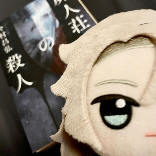 『屍人荘の殺人』もあっという間に読み終えてしまったね。僕としても、非常に興味深い内容だった。
旅人も、それはもう夢中になって読んでいたよ。