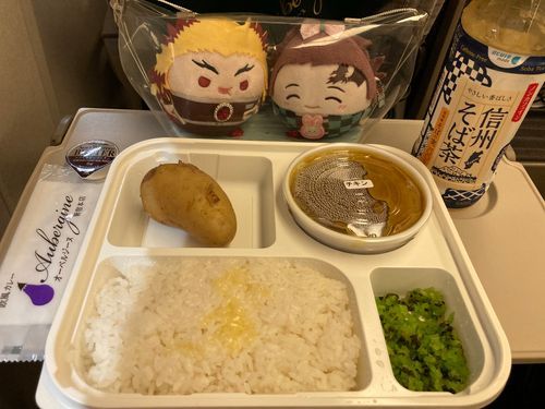 🙋‍♀️
「12時過ぎのやまびこに乗車🫡お昼は...オーベルジーヌ🍛前にどこかのお宅のふわ達が食べてるのを見かけて😅今日は絶対にこれを買う‼️と決めていた‼️」
長男(っ◜◡◝ｃ)🐰
「とっても美味しかったです‼️あとたしかチーズとビーフもあった気がしたのでまた買ってくださいね☺️」
🙋‍♀️
「はい、、、(よくお店の中見てるな💦)」