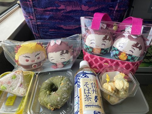 🙋‍♀️
「今回帰りの新幹線も事前抽選を勝ち取りトクだ値30%オフでゲット✌️あ、お昼はこんな感じです🥰」
次男(っ◜◡◝ｃ)🧸
「大葉のやつね？大葉の肉巻きだと思って買ったら...海老と長芋の大葉包みだったの☺️間違って買ったけど美味しかったです‼️」