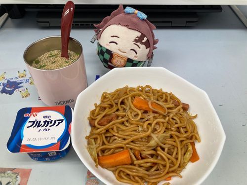 🙋‍♀️
「おっひるー(夕飯の残り焼きそば)🫶」
次男(っ◜◡◝ｃ)🧸
「毎日 麺類 ですね☺️💦」