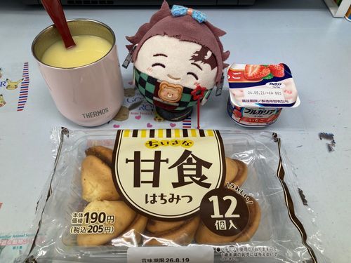🙋‍♀️
「おっひるーは、下の弟に貰ったよく分からないパンとコーンスープとヨーグルト‼️」
次男(っ◜◡◝ｃ)🧸
「俺もパン食べるの手伝います☺️✨」
(12個全部は多いので半分か1/3食べます✌️)