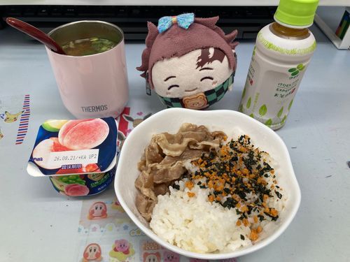 次男(っ◜◡◝ｃ)🧸
「おっひるー🍖🍚☺️✨」
🙋‍♀️
「昨夜残した肉3枚(箸は付けてないよ👌)とご飯‼️」