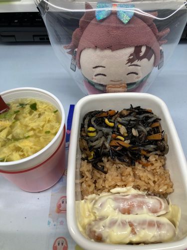 🙋‍♀️
「おっひるー🤟」
次男(っ◜◡◝ｃ)🧸
「すごいひじきの量です☺️💦五目ご飯より多いです💦」
🙋‍♀️
「夕飯でまるまる食べなかったやつだよー！でも細いひじきだから食べやすいよー！」
次男(っ◜◡◝ｃ)🧸
「俺はウィンナーマヨと五目ご飯食べたいです☺️」
🙋‍♀️
「ひじきも少し食べようね⁉️」
次男(っ◜◡◝ｃ)🧸
「は...い💦」