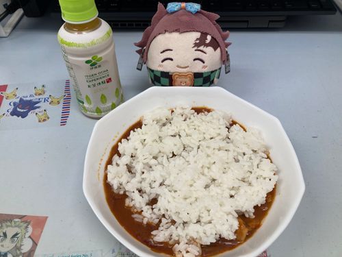 次男(っ◜◡◝ｃ)🧸
「完熟トマトのハヤシライス☺️🍅✨(と冷凍庫で冷やしてるヨーグルト)」
🙋‍♀️
「夕飯の残り👍ルーの上にご飯を乗せると皿にこびり付かなくていいよー‼️(人前では顰蹙行為かもしれないからソロ飯の時にでもやってみてねー👋)」