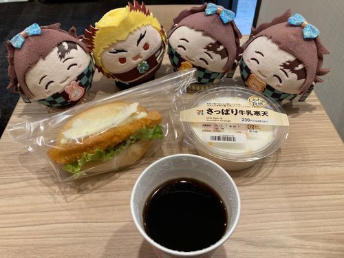 🙋‍♀️
「いただきます‼️パンはホテル近くのパン屋で買った白身フライバーガー✌️」