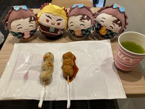 🙋‍♀️
「腹ごしらえをして出発の準備します👍日本一っていう焼鳥屋?で買った青じそつくねと、ホテルのカードキー提示で少しお安く買えるつくね(タレ)をいただきます😋」