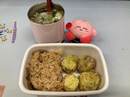 🙋‍♀️
「次男(っ◜◡◝ｃ)🧸ちゃんを昨日家に連れ帰ったので、今日のお昼のお供はカービィちゃん🥰」
「五目ご飯と、乾燥キャベツを増し増しした野菜スープと値下げのちくわチーズ磯辺揚げ✌️色合いが若干悪い💦」