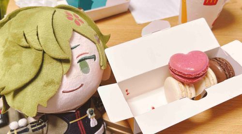 あるじの おきにいり まかろんに なにやら かわいらしい かたちが でていた  
いちごと ほわいとちよこあじ も なかなか うまいな  