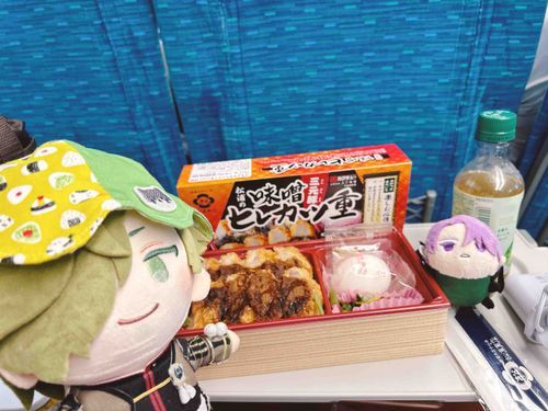 うぐいす：これは なごやがえりの しんかんせんで たべた みそかつべんとうだ  
ふだんと ちがう みその あじつけが くせに なる いっぴんだったな  
さみもち：ﾜﾝﾜﾝｯ(はんじゅくたまごの あじへんも すばらしいです！)