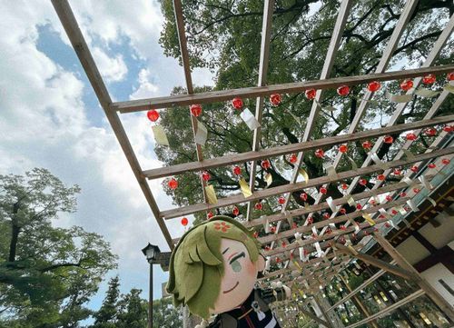 きゅーはくの まえに だざいふてんまんぐうに いってきた  
いりぐち ふきんに ある ふうりんの おとが すずしげな ねいろを かなでていたぞ  