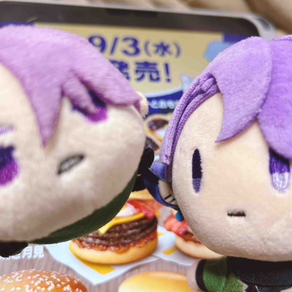 さみもち：ﾜﾝｯ!ﾜﾝﾜﾝｯｯｯ!!!!(かしら！ことしの きごです！！！！！)  
おともさみ：………！(かしらは もちろん はつばいびに たべさせて くれますよね…！)