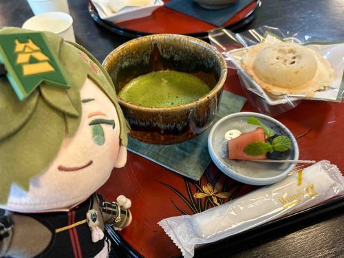 あるじと はくぶつかんに いった かえりに おちゃを のんできた  
やきたての うめがえもちが ひじょうに うまかった  