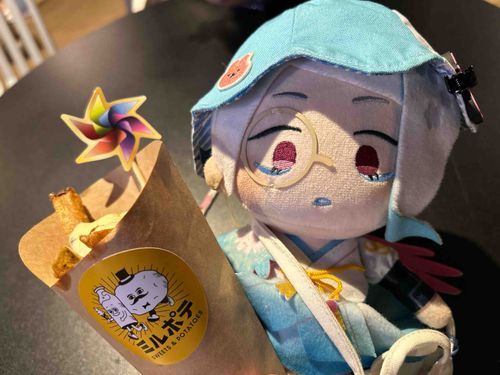 どぉむしてぃの こらぼふぅどを たべた  
そぉすに ぽてとが あっていて とても うまい  
しかし あるじたちは なぜ かざぐるまを みて ないていたのだろうか…