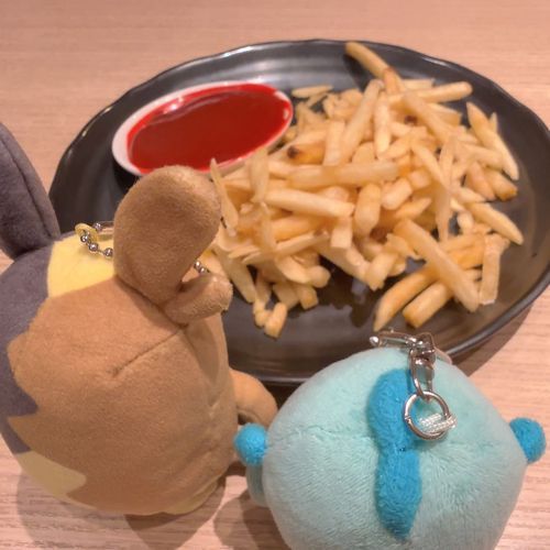もぐもぐもぐ…
食べて強くなるぺこ！
隣のおさかなさん、食べるの早いぺこね…
まけないぺこ！