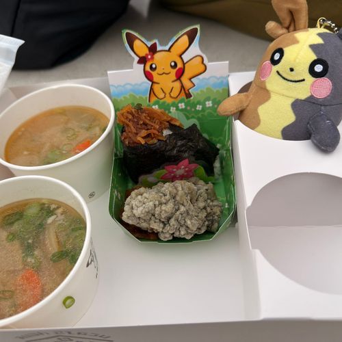 おにぎりととんじるを食べてひとやすみぺこ！
あったかくてほっとするぺこね〜