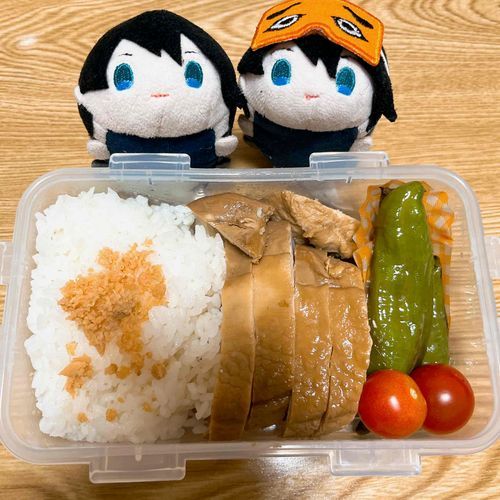 #今日のお弁当
●白米
●鮭フレーク
●鶏胸肉のチャーシュー
●万願寺とうがらしの煮浸し
●ミニトマト
万願寺とうがらしは、本丸の畑でとれました;)