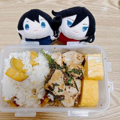 #今日のお弁当
●鶏胸肉と春菊のマスタード炒め
●安納芋の炊き込みご飯
●卵焼き
安納芋は、とっても甘いです🍠