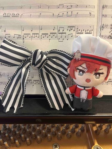 監督生が友達からもらったみたいだよ。グリムのリボンみたいで可愛らしいね。