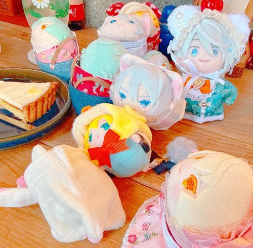 おとももちと あしかがのかふぇできゅうけいしたかな。このしゃしん…はいごにぴったりと にせものくんにはりつかれている。なにしてるんだろ