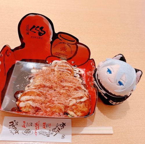 おおさかでたべたおいしいたこやきかな。このおみせのはとろとろけいなんだ。2かいもたべてしまった