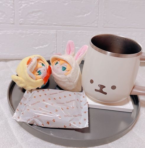 おはたゃ！みにごふるが1ぱっく、なかみは3まいゃ。たゃはふたもち、あまりは1まい………はんぶんこしてなかよくたべるのゃ〜
