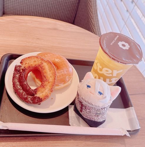 どーなつたべるかな。ぽんでりんぐたべようとおもってたのに、なぜかちがうのをえらんでしまった。そういうことない？