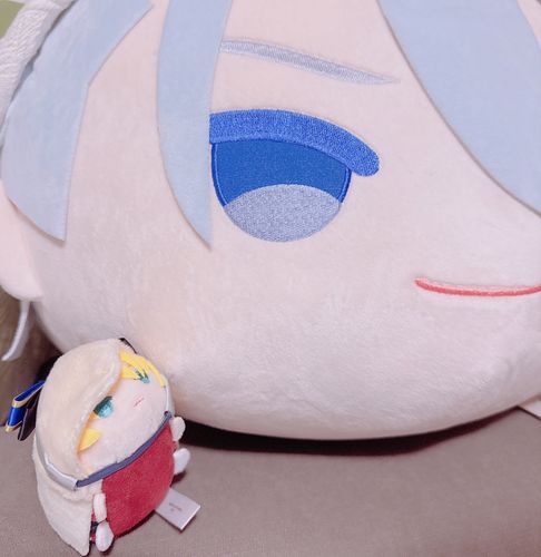 びっぐなおれのまあるいほっぺをしょうかいしよう。きれいなきょくせんと どうどうとしたたたずまい。にせものくんも はりついてはなれないかな