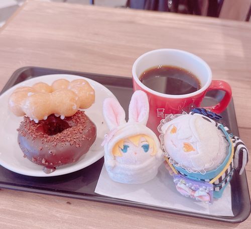 ほんかが ちけっと…っていいながらとけてたゃので、しぶしぶもちひげとどーなつたべにきたゃ🍩おみやげかってかえるのゃ🍩🍩