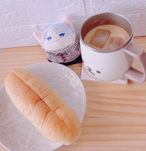 おはよう。くりーむぱんたべるかな。ほいっぷくりーむがはさまってるとおもったら、まんなかだけ いちごじゃむだった。しゅっけつしたかとあわてたかな