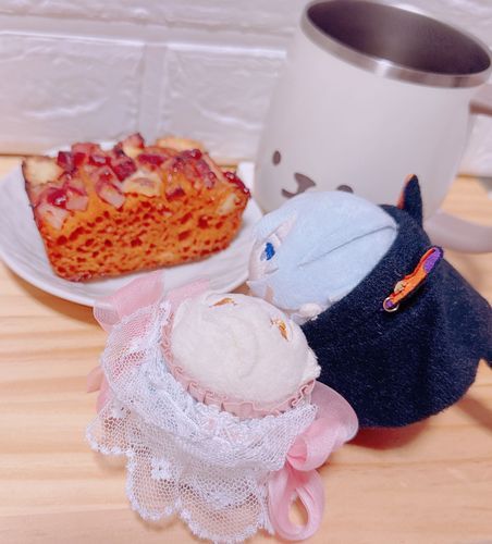 おはもに こもちひげです…。ちょぎくんがしょんぼりしてる…ぱんがあんまりふくらまなかったんだって…。でもたべてみるととってもふわふわでおいしくて ちょぎくんも げんきになったよ…