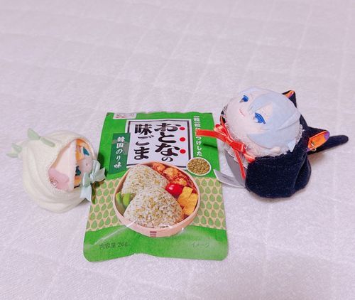 さいきんおきにりのふりかけをしょうかいしよう！ごまにおいしいあじがついてて おにぎりがすすんでしまうかな。おとなようだから こもちにせものくんは おおきくなったらね