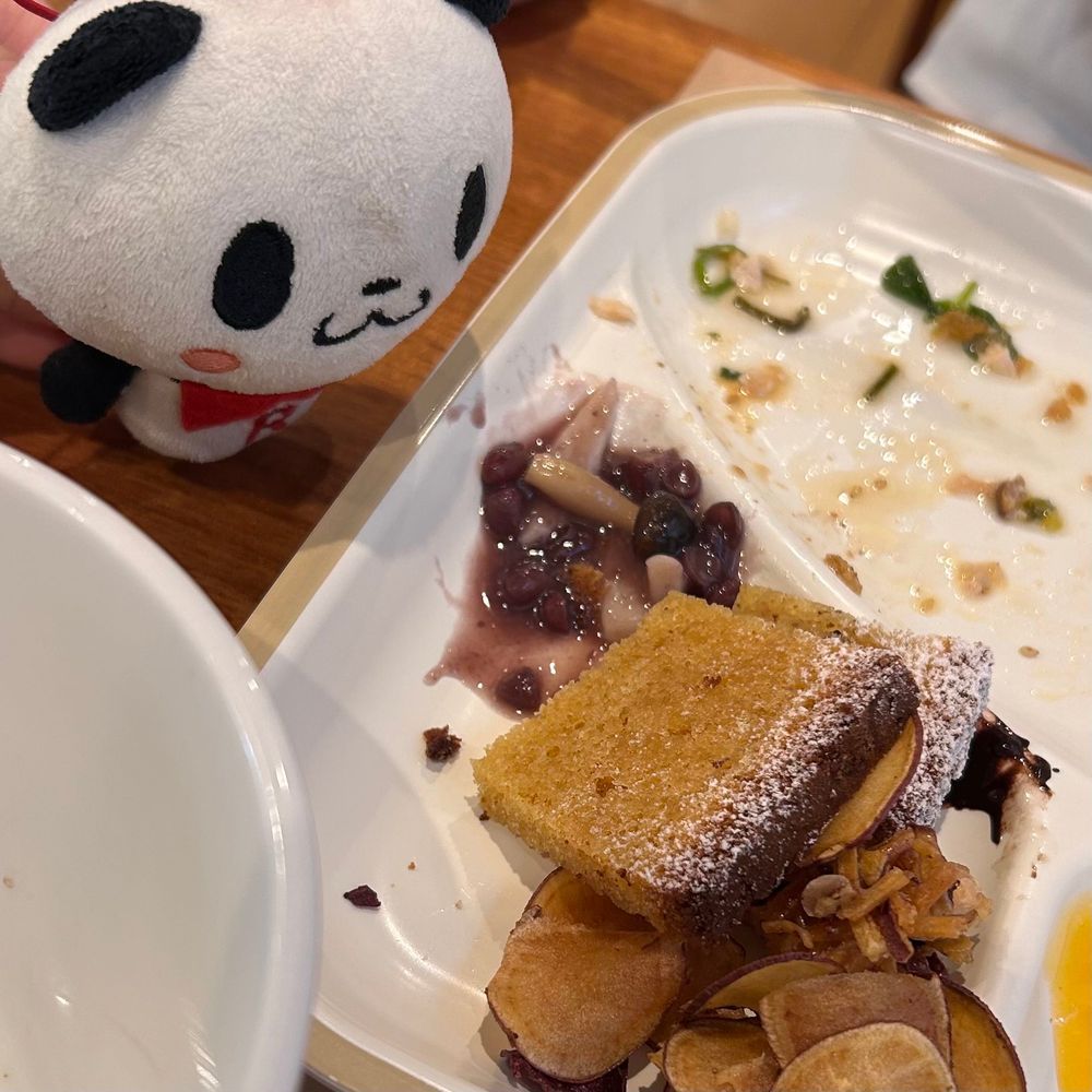 先輩と体に優しいビュッフェに行ってきたですマン🐼✌️
デザートもおいしかっ……ん？ぜんざいの中に、しめじが…？！👀🍄‍🟫と、おもったら細かく切った餅と小豆だったですマン！💡
でも油断したら家来が本当のしめじを紛れ込ませてきたですマン！💦もうどっちか分からないですマン🌀