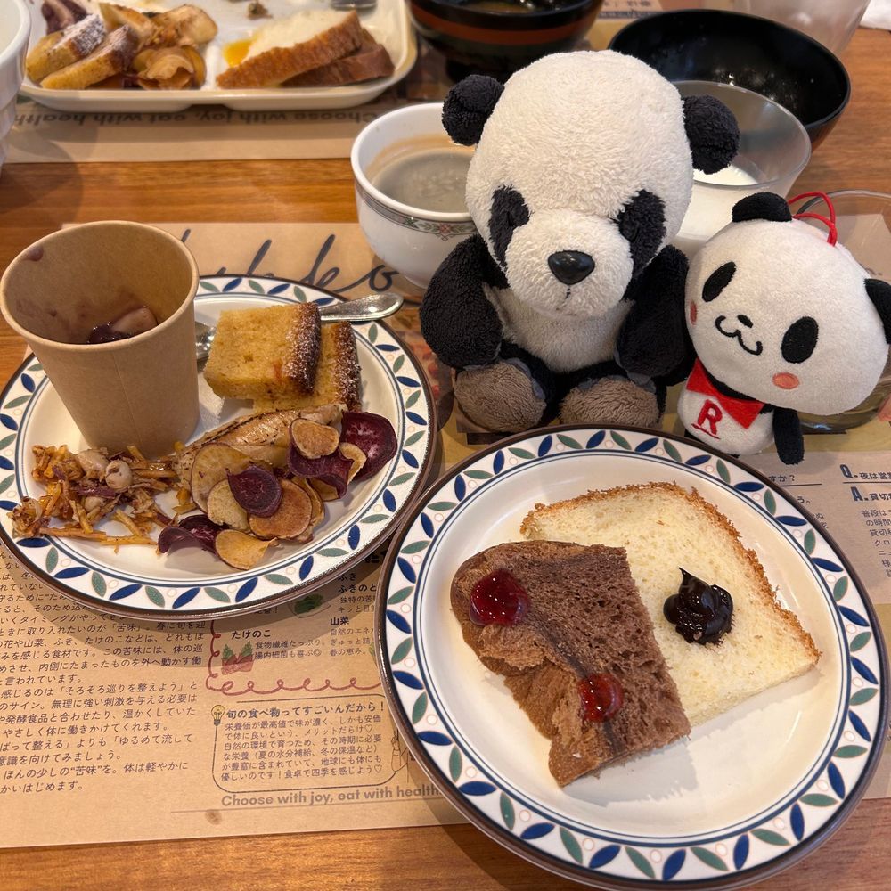 先輩と体に優しいビュッフェに行ってきたですマン🐼✌️
デザートもおいしかっ……ん？ぜんざいの中に、しめじが…？！👀🍄‍🟫と、おもったら細かく切った餅と小豆だったですマン！💡
でも油断したら家来が本当のしめじを紛れ込ませてきたですマン！💦もうどっちか分からないですマン🌀