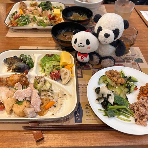 先輩と体に優しいビュッフェに行ってきたですマン🐼✌️
デザートもおいしかっ……ん？ぜんざいの中に、しめじが…？！👀🍄‍🟫と、おもったら細かく切った餅と小豆だったですマン！💡
でも油断したら家来が本当のしめじを紛れ込ませてきたですマン！💦もうどっちか分からないですマン🌀