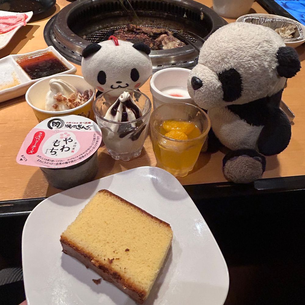 どよーびは、たべほーだいだったパン🐼🥩✨おいしかったけど、なかなかお肉が届かなくて、かなしかったパン😢マンちゃんがすっごくプリプリしてたパン💦さいごに慌ててたくさんデザート頼んだパン🌟