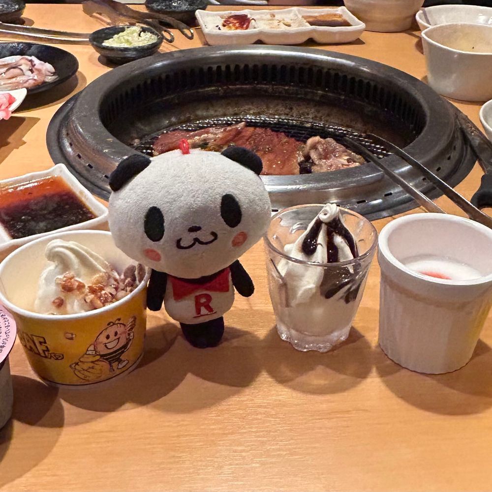 どよーびは、たべほーだいだったパン🐼🥩✨おいしかったけど、なかなかお肉が届かなくて、かなしかったパン😢マンちゃんがすっごくプリプリしてたパン💦さいごに慌ててたくさんデザート頼んだパン🌟