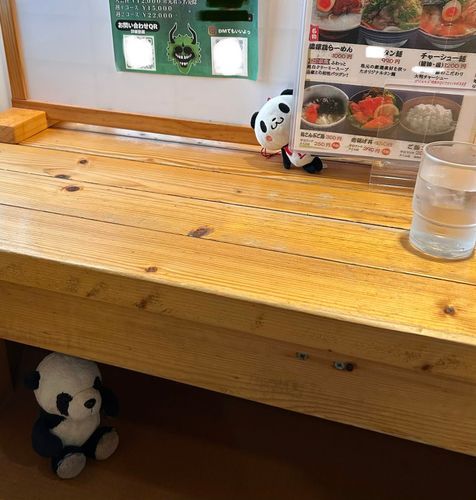 ラーメン屋さんで、かくれんぼだパン！🐼♪遊んでたら、とーーってもおいしいラーメンが届いたんだパン❣️✨👀それに、週替わり丼ってやつで、まさかのカレーライス！🍛おっきなほろほろお肉が乗ってて、マンちゃんがおおよろこびしてたパン💖