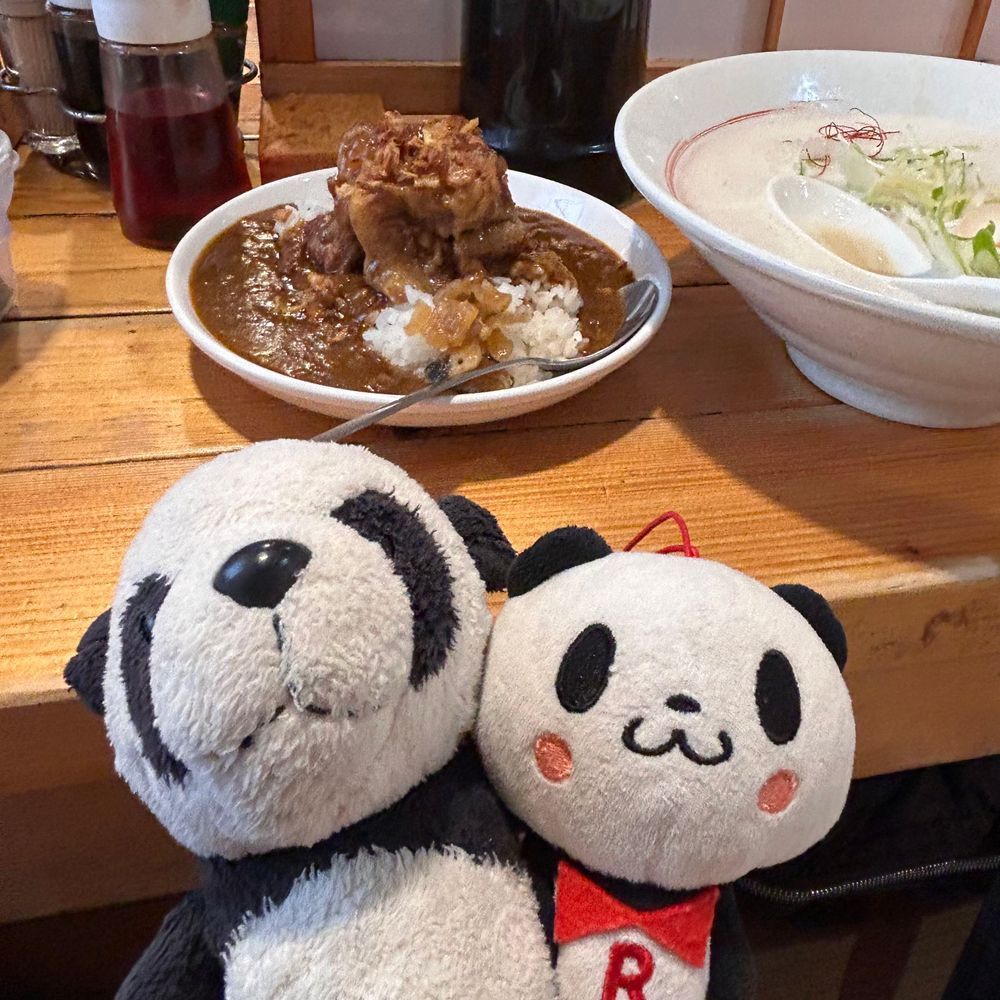 ラーメン屋さんで、かくれんぼだパン！🐼♪遊んでたら、とーーってもおいしいラーメンが届いたんだパン❣️✨👀それに、週替わり丼ってやつで、まさかのカレーライス！🍛おっきなほろほろお肉が乗ってて、マンちゃんがおおよろこびしてたパン💖