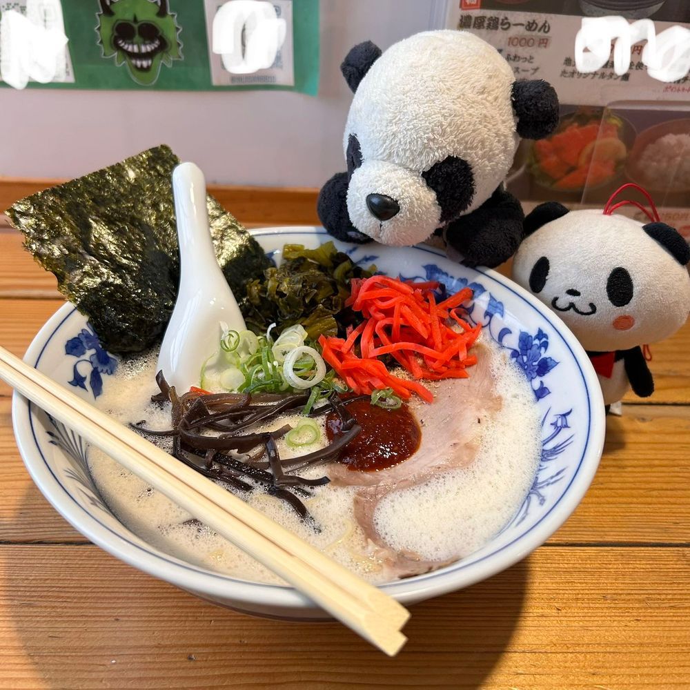 ラーメン屋さんで、かくれんぼだパン！🐼♪遊んでたら、とーーってもおいしいラーメンが届いたんだパン❣️✨👀それに、週替わり丼ってやつで、まさかのカレーライス！🍛おっきなほろほろお肉が乗ってて、マンちゃんがおおよろこびしてたパン💖