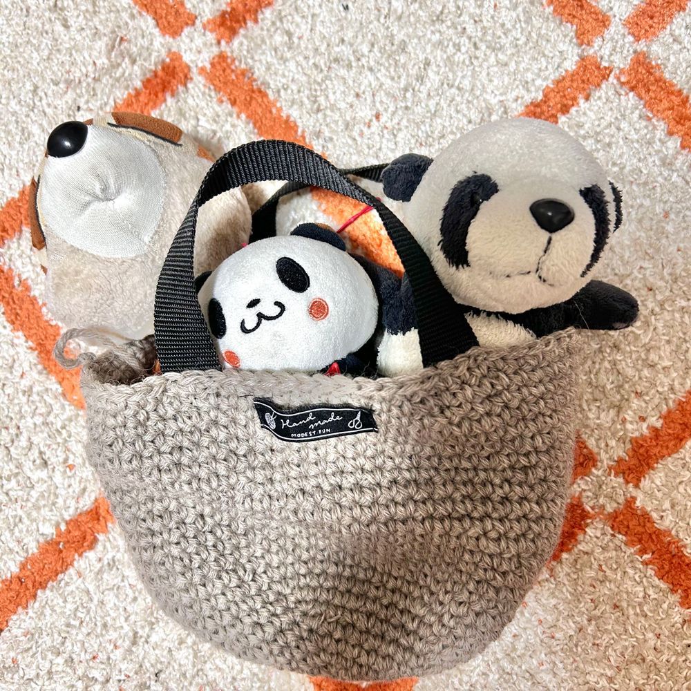ご主人さまが、ミニバッグつくってくれたパン！👀🧶👜✨なかなか良い感じだパン🐼🌟お出かけのとき、このバッグに入れてもらおっと♪🐾
