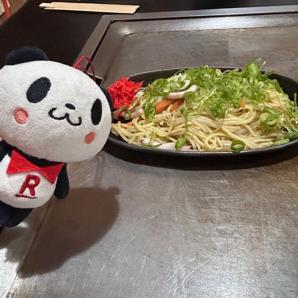 もんじゃを食べに来たですマン🐼🪏✨めちゃくちゃうまかったですマン！👀💖焼くのも楽しいけど、ご主人様にあーんしてもらうのもダイスキですマン🌟近所だからまた食べに来るですマン♪
